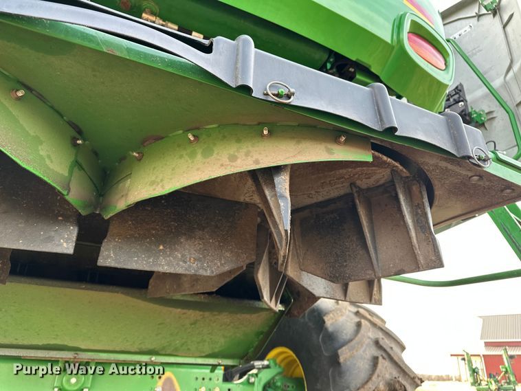 image for item DV0758 2015 John Deere S680S STS RWA combine