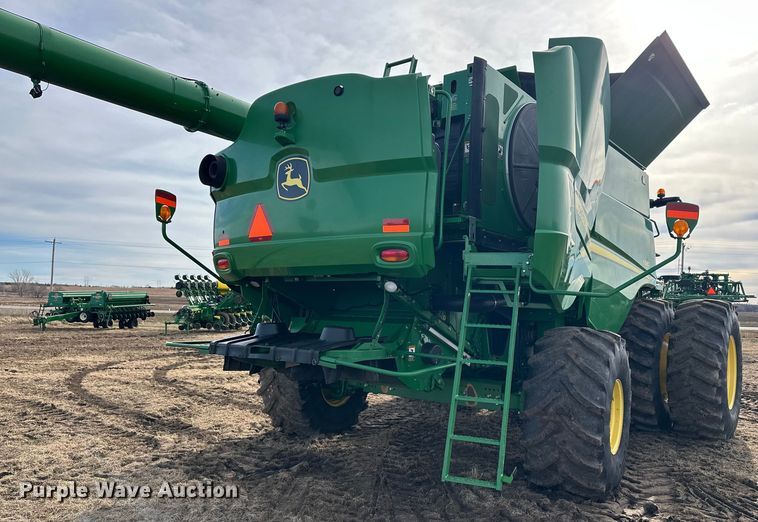 image for item DV0758 2015 John Deere S680S STS RWA combine
