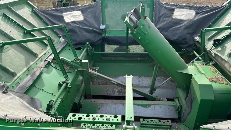 image for item DV0758 2015 John Deere S680S STS RWA combine
