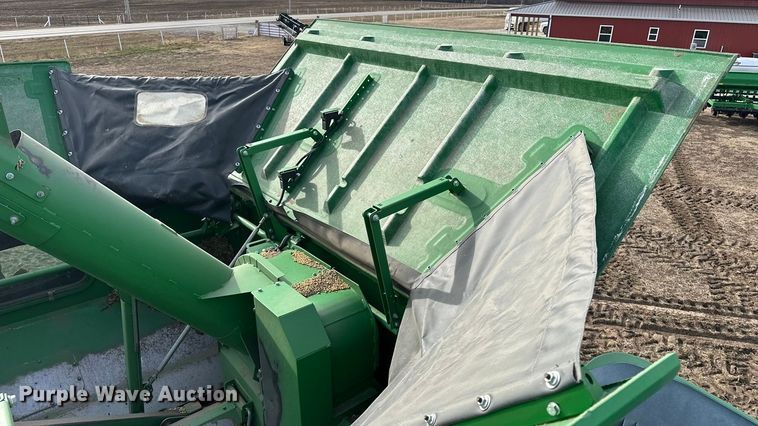 image for item DV0758 2015 John Deere S680S STS RWA combine