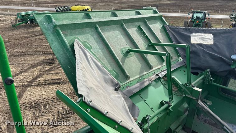 image for item DV0758 2015 John Deere S680S STS RWA combine