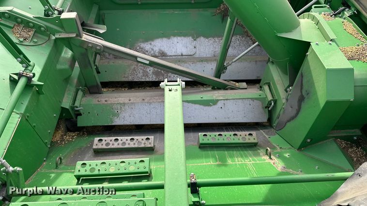 image for item DV0758 2015 John Deere S680S STS RWA combine