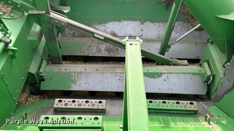 image for item DV0758 2015 John Deere S680S STS RWA combine