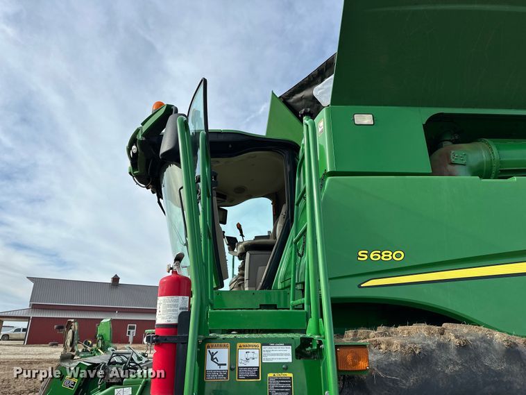 image for item DV0758 2015 John Deere S680S STS RWA combine