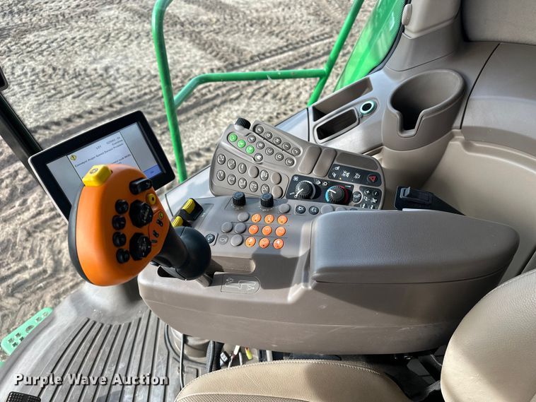 image for item DV0758 2015 John Deere S680S STS RWA combine