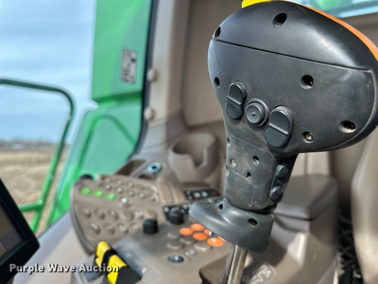 image for item DV0758 2015 John Deere S680S STS RWA combine