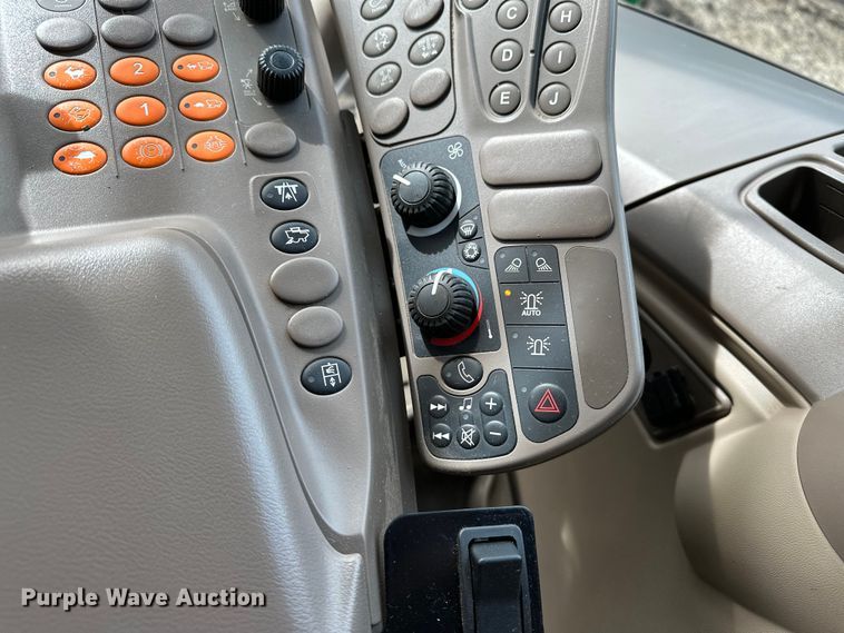 image for item DV0758 2015 John Deere S680S STS RWA combine