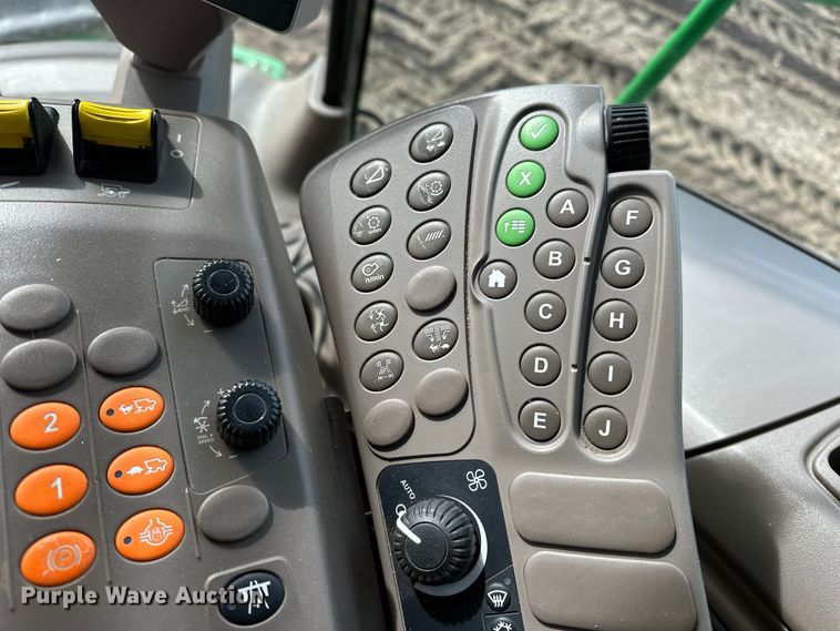 image for item DV0758 2015 John Deere S680S STS RWA combine