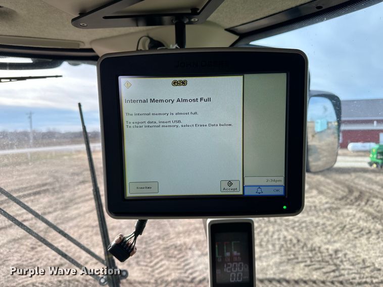 image for item DV0758 2015 John Deere S680S STS RWA combine