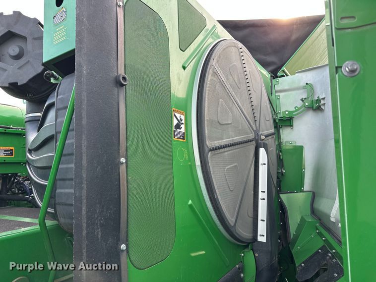 image for item DV0758 2015 John Deere S680S STS RWA combine