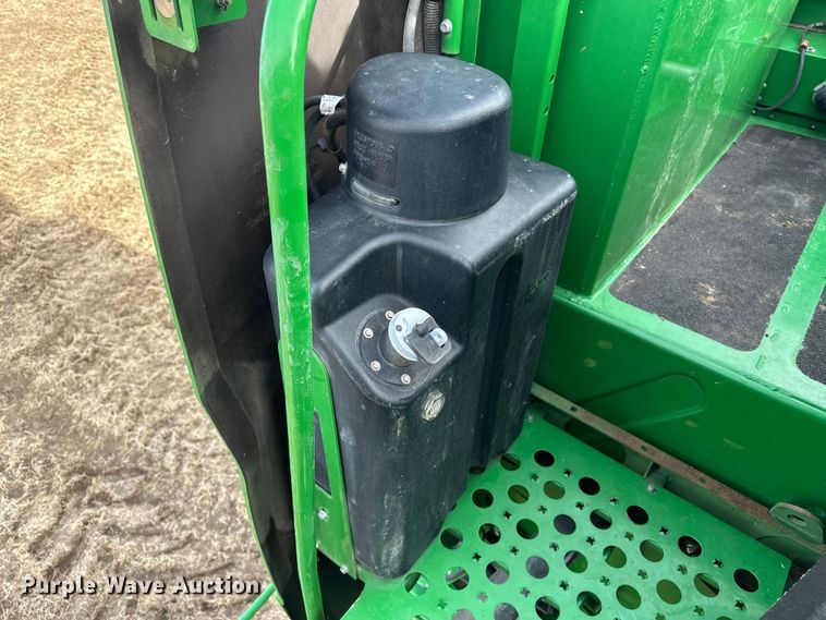 image for item DV0758 2015 John Deere S680S STS RWA combine