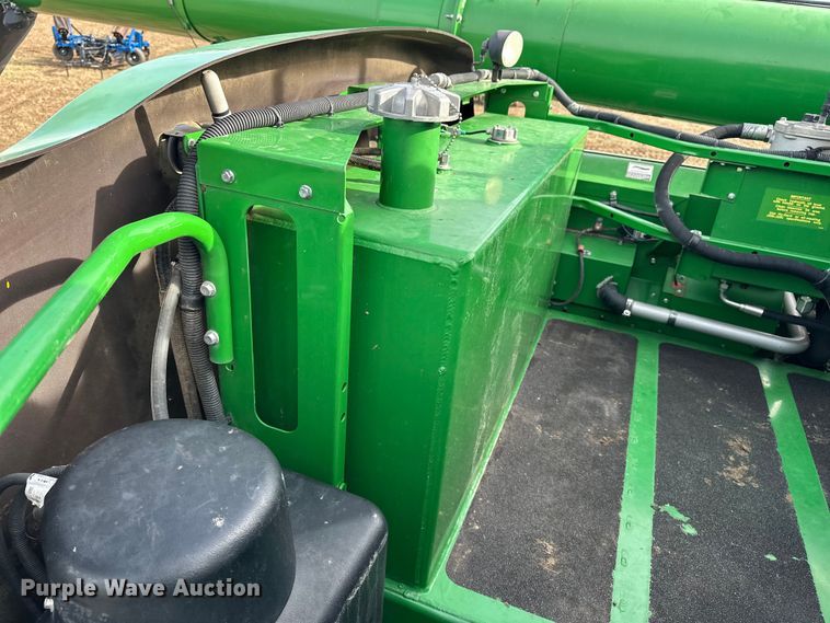 image for item DV0758 2015 John Deere S680S STS RWA combine