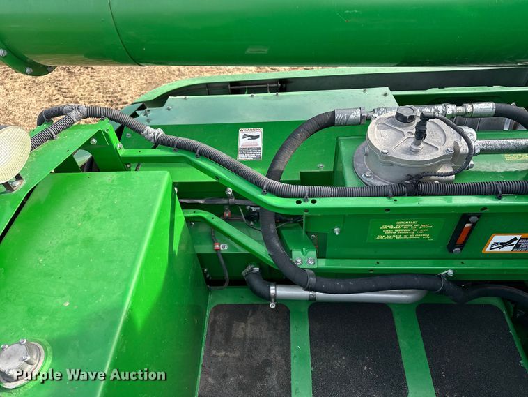 image for item DV0758 2015 John Deere S680S STS RWA combine