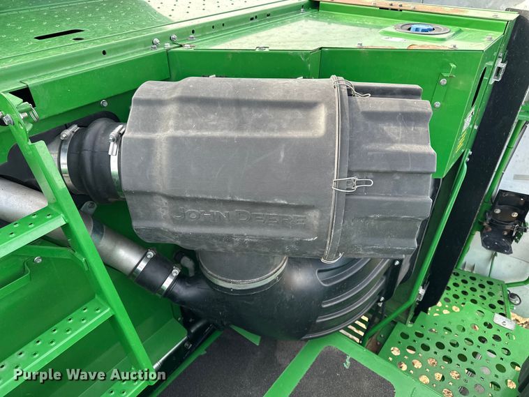 image for item DV0758 2015 John Deere S680S STS RWA combine