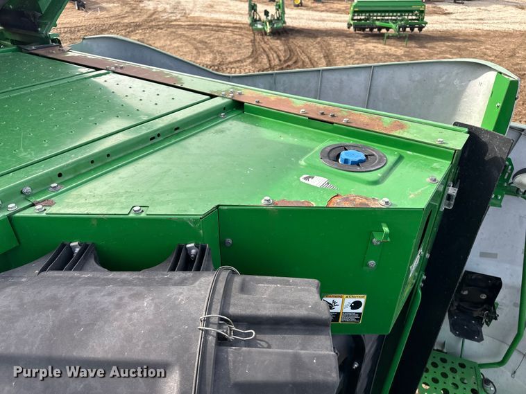 image for item DV0758 2015 John Deere S680S STS RWA combine