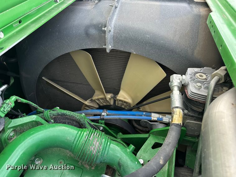 image for item DV0758 2015 John Deere S680S STS RWA combine