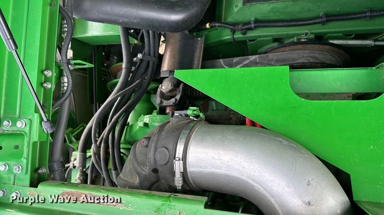 image for item DV0758 2015 John Deere S680S STS RWA combine