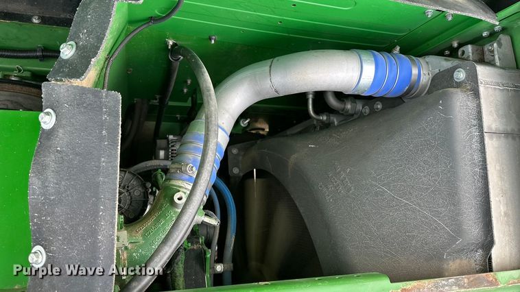 image for item DV0758 2015 John Deere S680S STS RWA combine