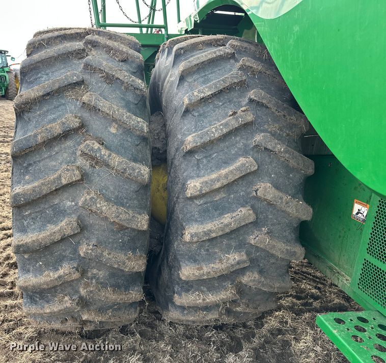 image for item DV0758 2015 John Deere S680S STS RWA combine