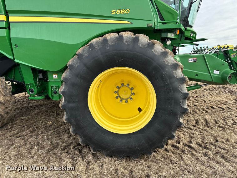 image for item DV0758 2015 John Deere S680S STS RWA combine