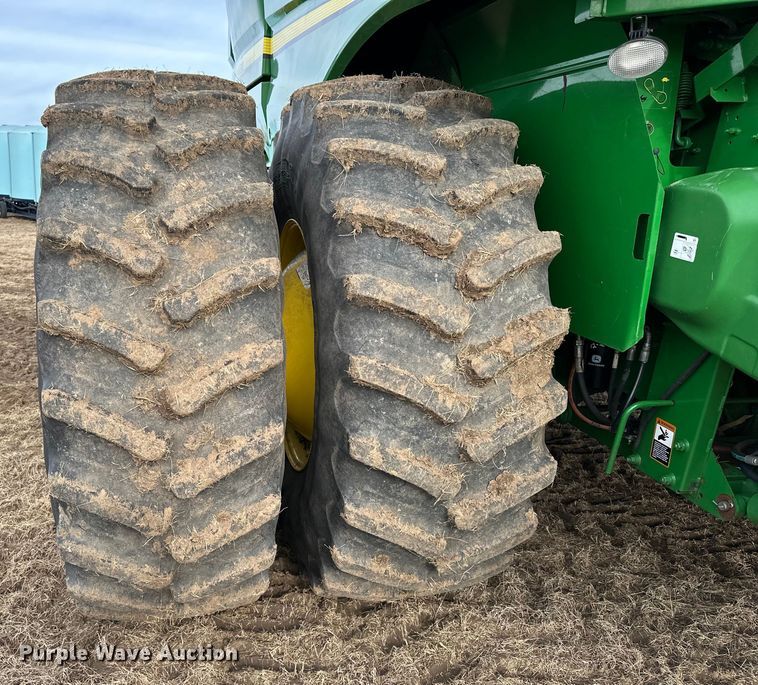 image for item DV0758 2015 John Deere S680S STS RWA combine