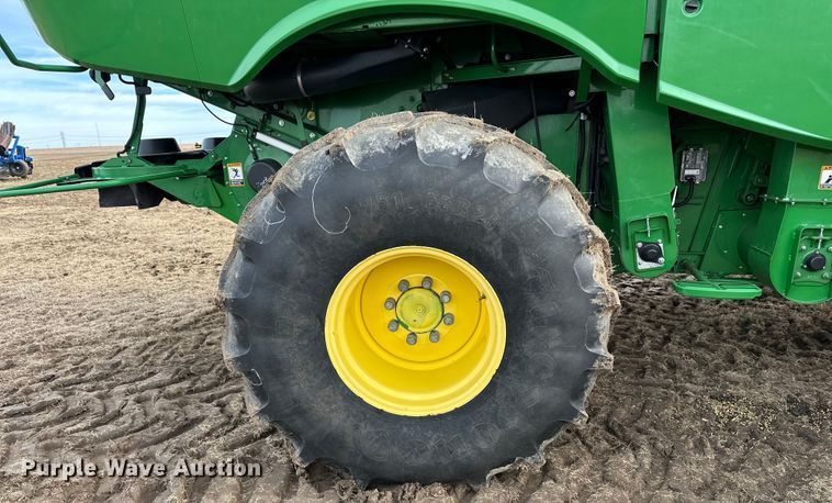 image for item DV0758 2015 John Deere S680S STS RWA combine
