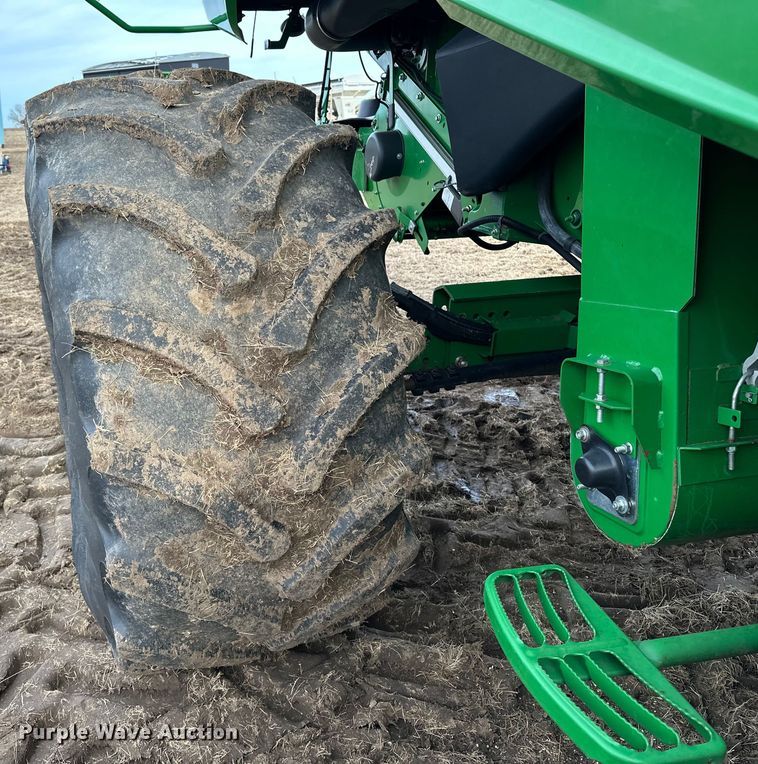 image for item DV0758 2015 John Deere S680S STS RWA combine