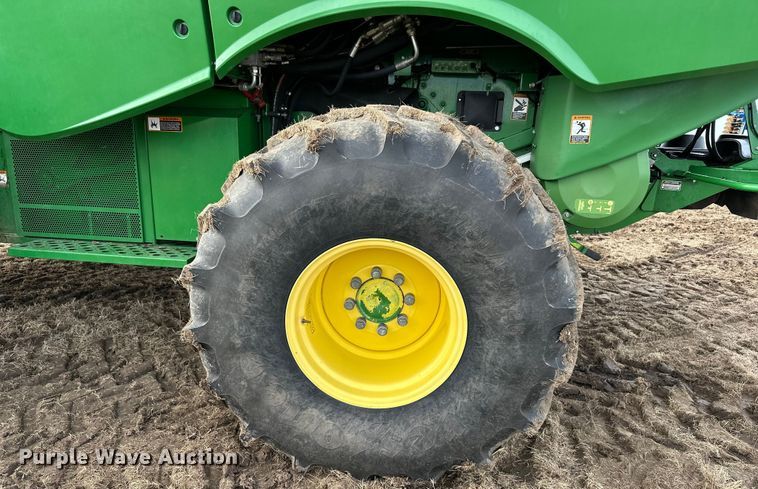 image for item DV0758 2015 John Deere S680S STS RWA combine