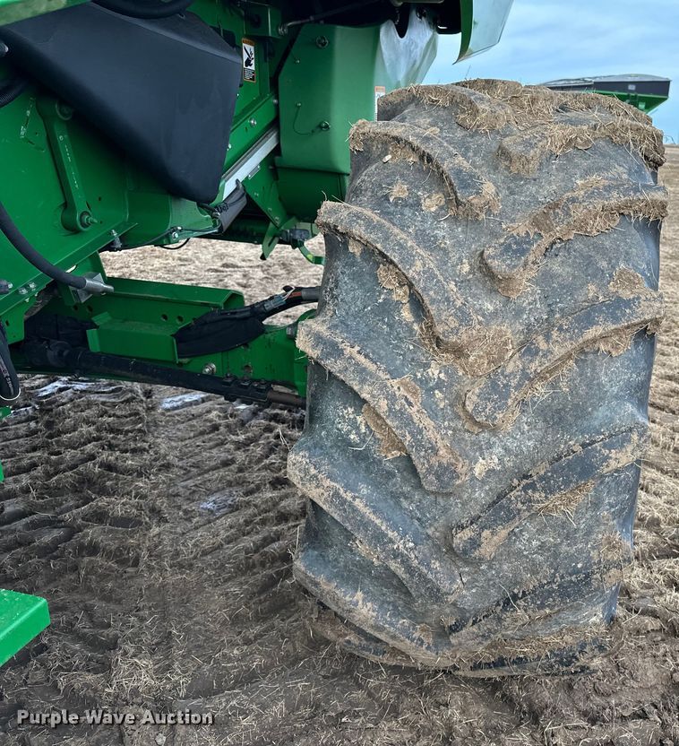 image for item DV0758 2015 John Deere S680S STS RWA combine