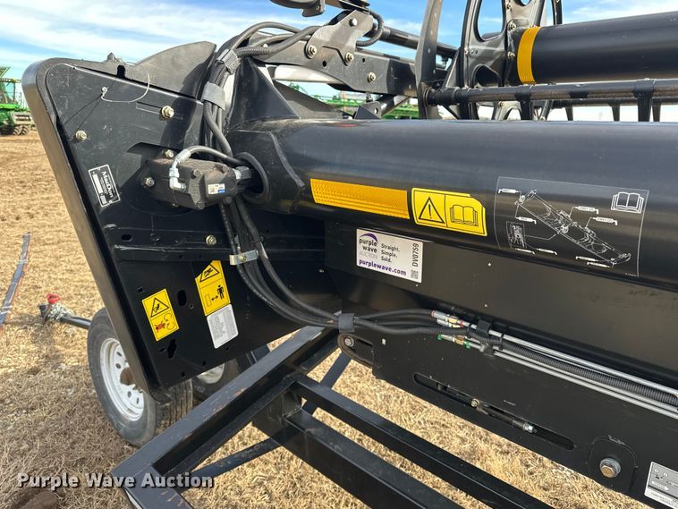 image for item DV0759 2016 MacDon FD75-D Flexdraper flex draper head