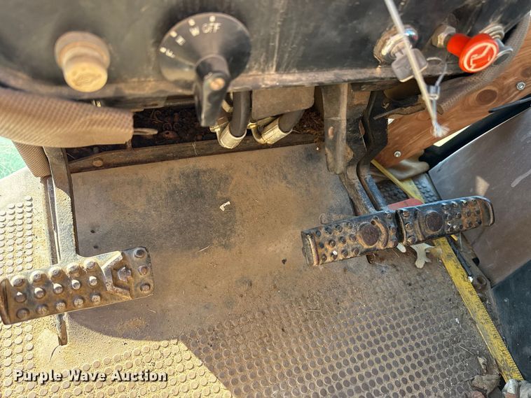 image for item DW5192 1983 John Deere 2950 tractor