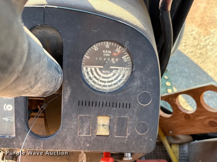 image for item DW5192 1983 John Deere 2950 tractor