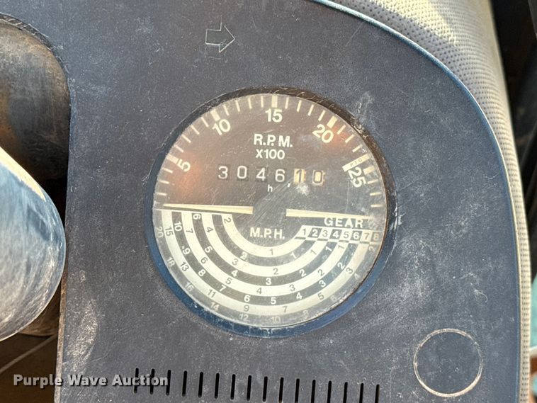 image for item DW5192 1983 John Deere 2950 tractor