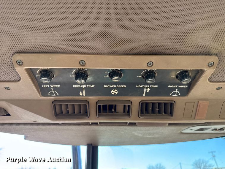 image for item DW5192 1983 John Deere 2950 tractor