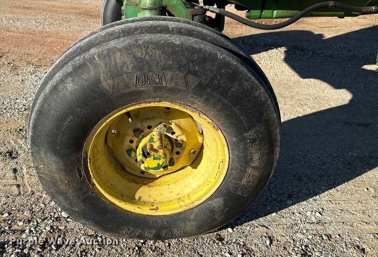 image for item DW5192 1983 John Deere 2950 tractor