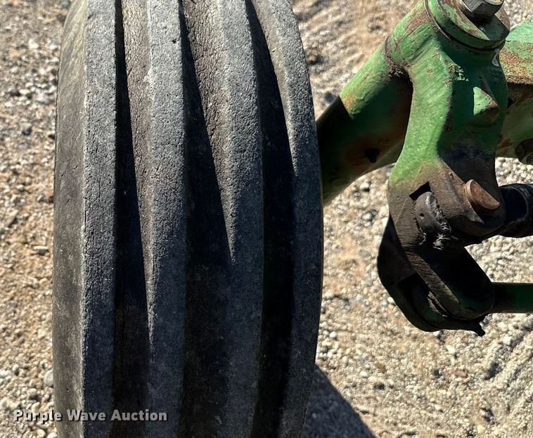 image for item DW5192 1983 John Deere 2950 tractor