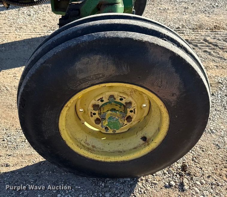image for item DW5192 1983 John Deere 2950 tractor