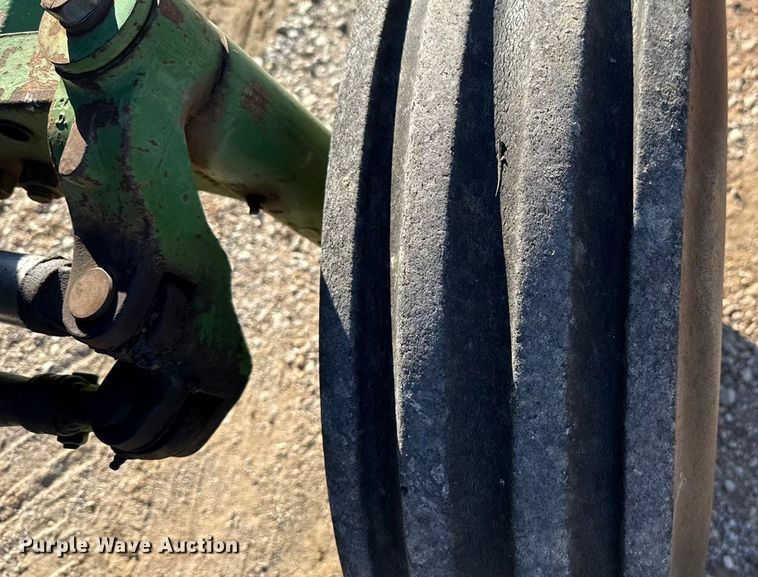 image for item DW5192 1983 John Deere 2950 tractor