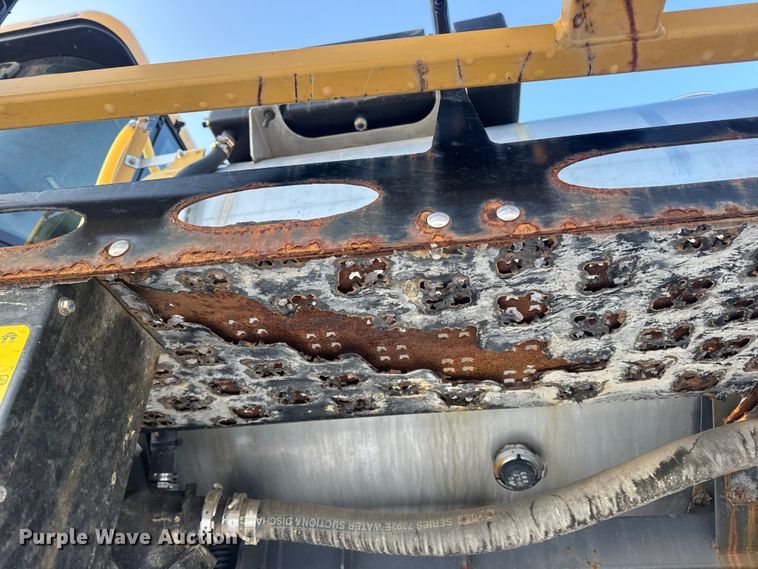 image for item DW6687 2014 RoGator RG900 sprayer