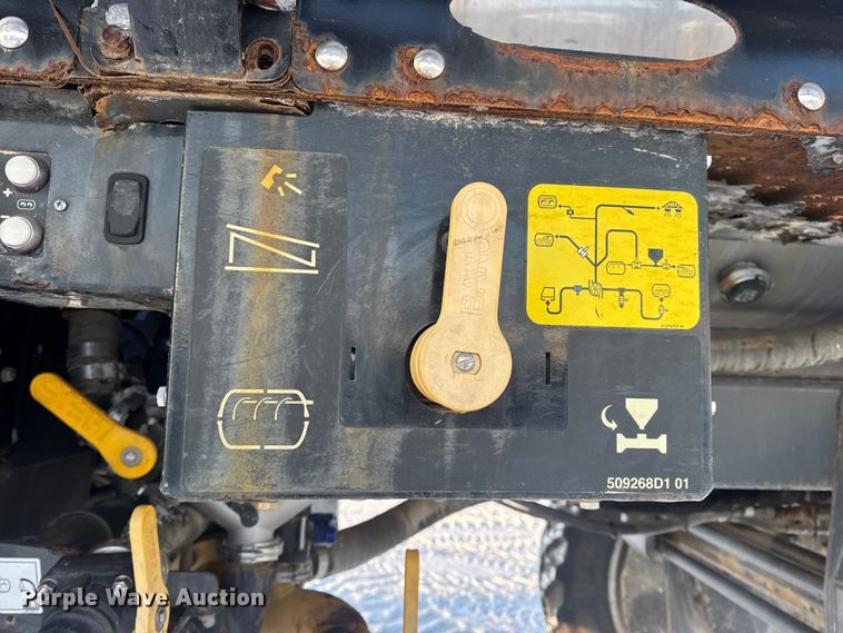 image for item DW6687 2014 RoGator RG900 sprayer