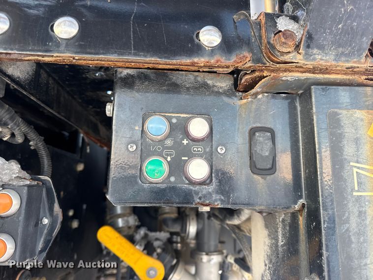 image for item DW6687 2014 RoGator RG900 sprayer