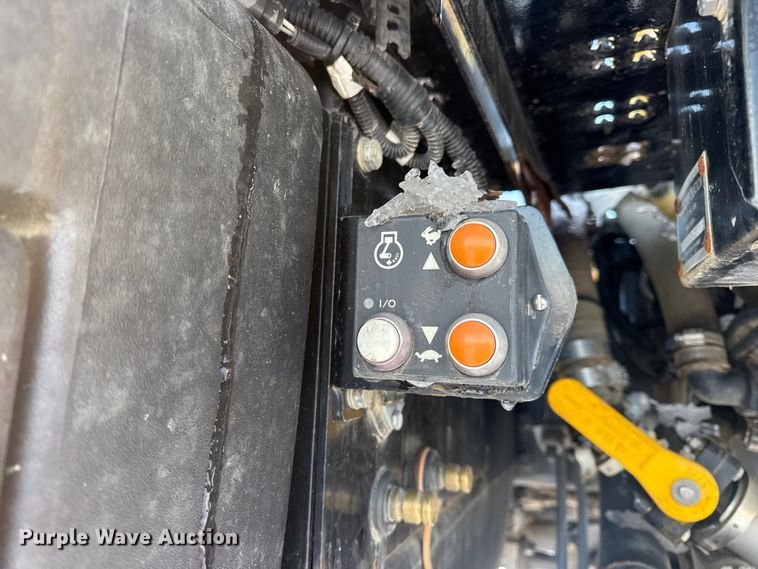 image for item DW6687 2014 RoGator RG900 sprayer