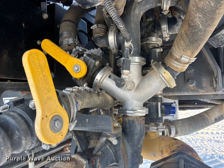 image for item DW6687 2014 RoGator RG900 sprayer