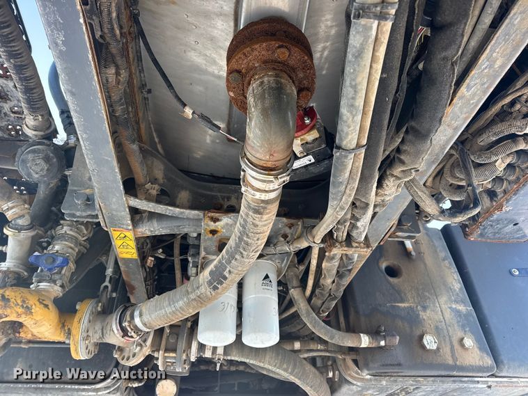 image for item DW6687 2014 RoGator RG900 sprayer