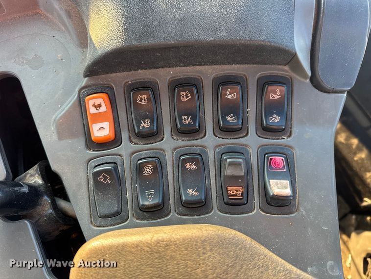 image for item DW6687 2014 RoGator RG900 sprayer