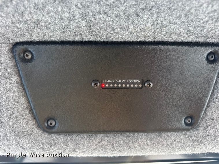 image for item DW6687 2014 RoGator RG900 sprayer