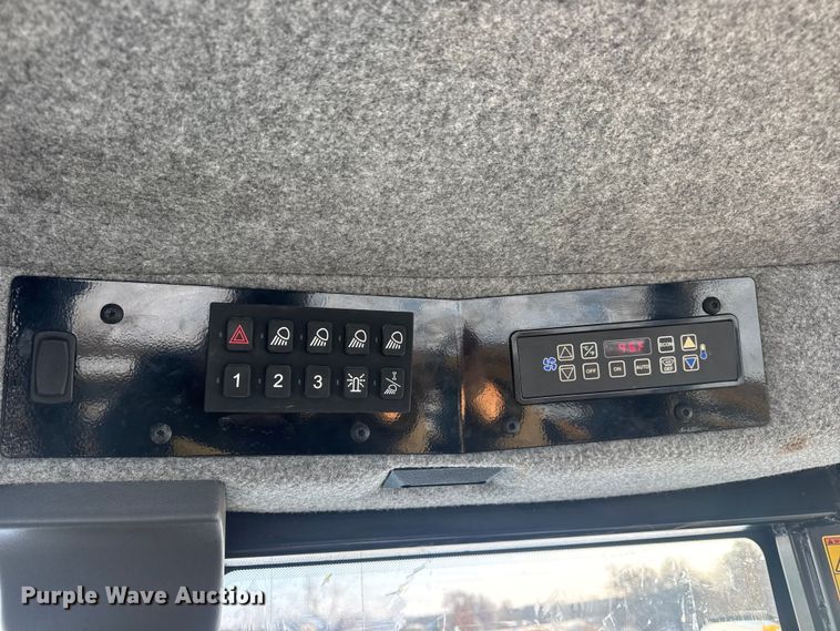 image for item DW6687 2014 RoGator RG900 sprayer