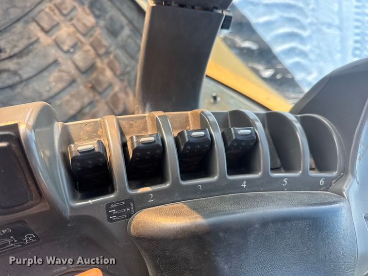 image for item DW6688 2009 Challenger MT765C tractor