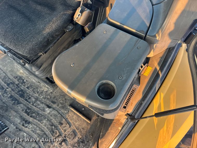 image for item DW6688 2009 Challenger MT765C tractor