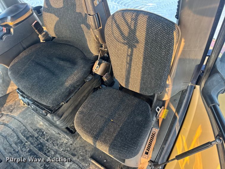 image for item DW6688 2009 Challenger MT765C tractor